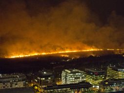 Las llamas en la Reserva de Buenos Aires podían observarse desde dstintos puntos de la ciudad. AP /