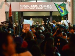 Los manifestantes llegaron hasta las puertas del ayuntamiento en Río de Janeiro. AFP /