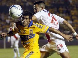 Rodrigo Salinas, de Morelia, disputa el balón con Damián Álvarez. AFP /