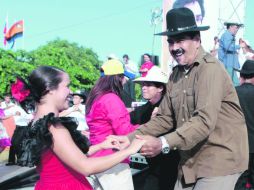 Pese al presunto plan de asesinato en su contra el mandatario Nicolás Maduro, baila ''joropo'' en el Estado Cojedes. AFP /