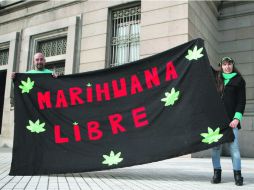 Algunas personas se manifestaban a favor de la legalización de la mariguana a las afueras del Congreso. EFE /