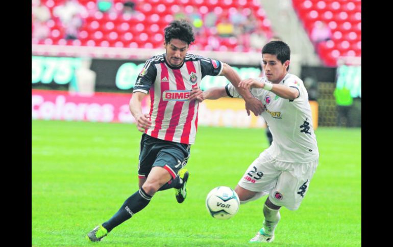 Rafael Márquez Lugo no logró destrabar el ataque de Chivas ante la defensa jarocha. EL INFORMADOR /