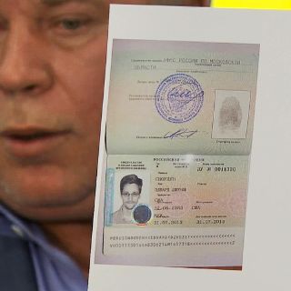 Snowden sale de aeropuerto de Moscú, entra a Rusia