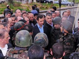 El mandatario Bashar Assad saluda a los soldados cara a cara en la provincia de Baba Armr, Homs. AP /