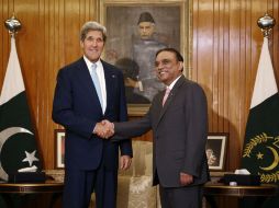 El secretario de EU, John Kerry, junto con el nuevo presidente de Pakistán, Asif Ali Zardari. AP /