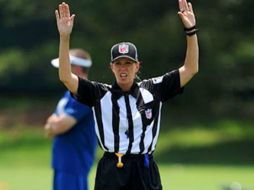 Thomas fue la primera mujer en dirigir un juego de futbol americano colegial en 2009. ESPECIAL /