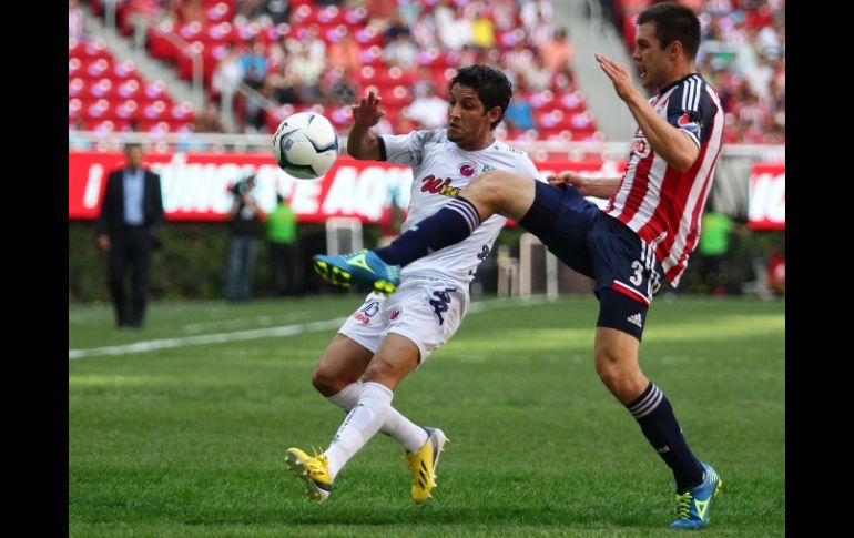 Reyna fue un dolor de cabeza para la zaga de Chivas, anotó un gol y puso una asistencia. EFE /