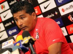 Omar Asad tendrá que modificar su cuadro debido a tantas bajas importantes por lesión. ARCHIVO /