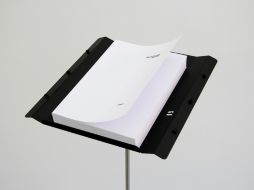 La instalación se integra por un atril de músico diseñado para percibir las variaciones del aire que se producen al hojear un libro. ESPECIAL /