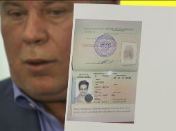 El abogado Anatoly Kucherena sostiene el documento que permite a Snowden permanecer en Rusia. AP /