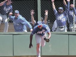 La jugada del partido. Los relevistas de Kansas City celebran la atrapada de Lorenzo Cain, que se “robó” un cuadrangular. AP /