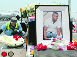El ataúd, cubierto con flores y una enorme foto del futbolista de 27 años, salió ayer de Qatar para llegar hoy a Ecuador. ESPECIAL /