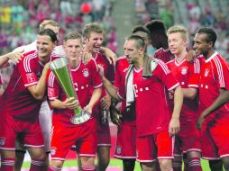 Campeones. Bastian Schweinsteiger encabeza la celebración del Bayern Munich en el Allianz Arena. EFE /