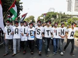 Activistas musulmanes durante protesta frente a la embajada de EU en Indonesia durante el Día Mundial de Al Quds. EFE /