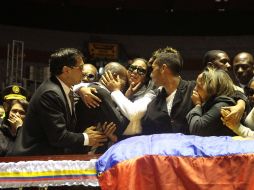 Familiares y amigos lloran frente al féretro que contiene los restos de Christian ''Chucho'' Benítez. AFP /