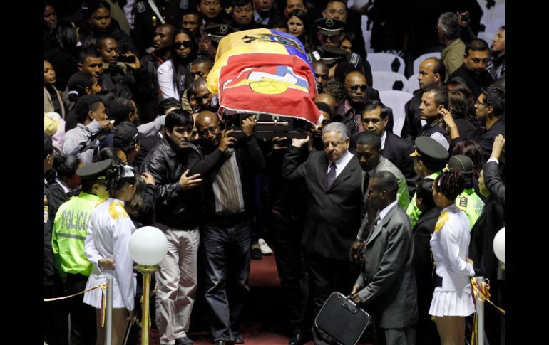 El padre de ''Chucho'', Ermen Benítez (centro izquierda), ayuda a cargar el ataúd que contiene los restos de su hijo. AP /