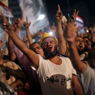 Policía lanza gases lacrimógenos a manifestantes pro Morsi