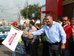 El alcalde Jorge Arana durante el banderazo de salida para reabrir la calle. ESPECIAL /