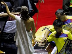 Un par de adolescentes se despiden de ''Chucho'', durante el funeral del delantero en Quito. AP /