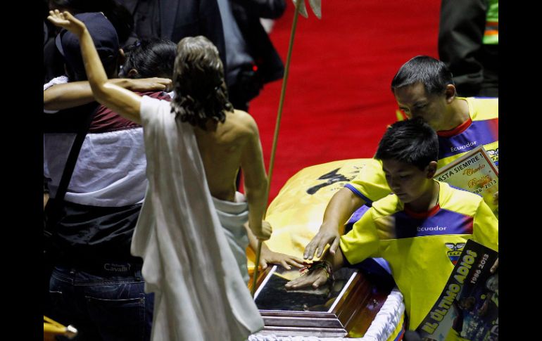Un par de adolescentes se despiden de ''Chucho'', durante el funeral del delantero en Quito. AP /