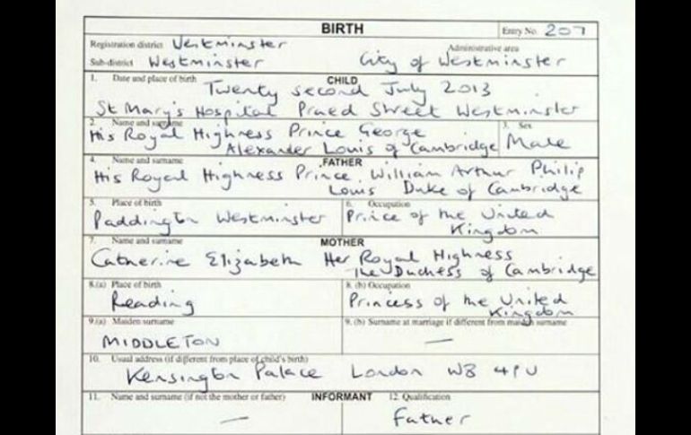 El príncipe Guillermo fue el encargado de firmar el certificado de nacimiento, que quedó inscrito como Su Majestad Real de Cambridge. ESPECIAL /