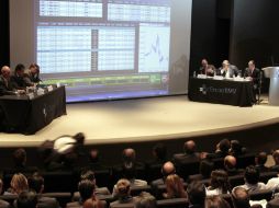 Al mediodía, en el mercado de renta variable se opera un volumen de 188.8 millones de títulos. ARCHIVO /