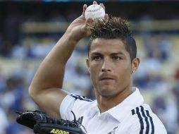 Cristiano Ronaldo hace el primer lanzamiento en el partido estelar entre Dodgers y Yankees. ESPECIAL /