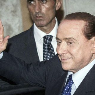La policía revoca pasaporte a Berlusconi tras condena