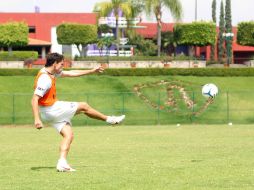 Cufré lanza un pase durante el entrenamiento del Atlas en Colomos.  /
