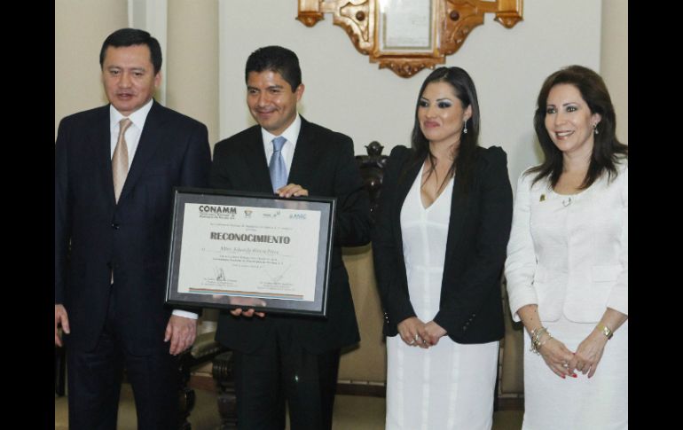 Osorio Chong preside la toma de protesta de Leticia Quezada, como nueva presidenta de la CONAMM. NTX /