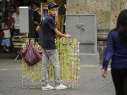 En 2009 se imponían multas de casi dos mil 500 pesos por no tener permiso de venta de productos en la vía pública. ARCHIVO /