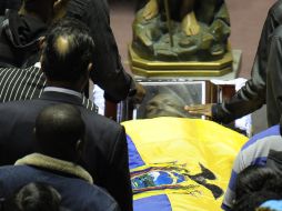 El público pase frente el ataud de Christian Benítez en Quito. AFP /