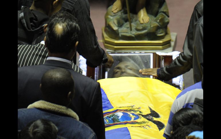 El público pase frente el ataud de Christian Benítez en Quito. AFP /
