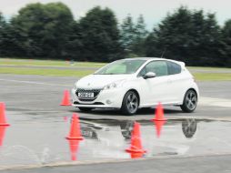 Ágil. El coche demostró sus capacidades al límite en la pista de pruebas, siempre de forma segura y divertida.  /