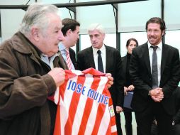 El presidente de Uruguay se reúne en Montevideo con una delegación del Atlético de Madrid, entre ellos, Diego Simeone, DT. EFE /