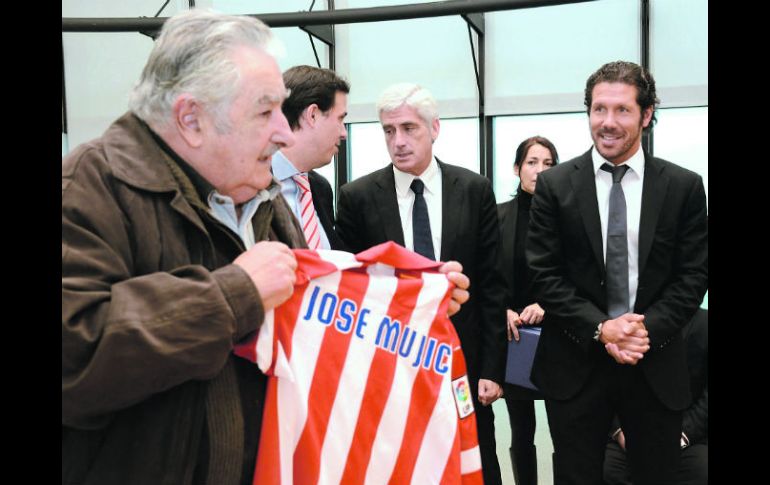 El presidente de Uruguay se reúne en Montevideo con una delegación del Atlético de Madrid, entre ellos, Diego Simeone, DT. EFE /