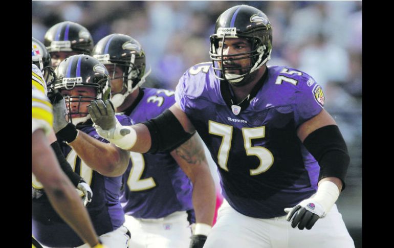 onathan Ogden (75) fue la primera selección en la joven historia de los actuales campeones de la NFL, los Cuervos de Baltimore. AP /