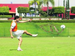 Pilar de la defensa. Leandro Cufré conecta un esférico durante la práctica de ayer, en Colomos. EL INFORMADOR /