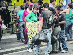 Una vendedora ambulante ofrece pulseras a los transeúntes, en andadores del Centro Histórico de Guadalajara. EL INFORMADOR /