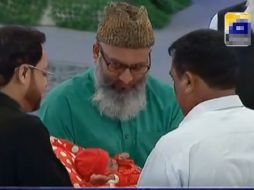 Momento en el que una pareja ''participante'' recibe a un bebé en el polémico programa. ESPECIAL /