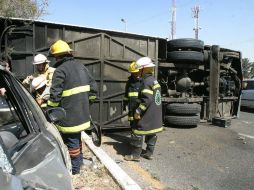 El accidente se da luego de que el tráiler invadiera el carril por donde circulaba el autobús. ARCHIVO /