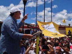 Pablo Salazar, ex gobernador de Chiapas, acude a un mitin donde Carlos Sotelo lanzó su campaña por la dirigencia del PRD. SUN /