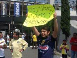 Un aficionado del América sostiene una pancarta a las afueras del estadio Azteca. Imagen tomada de @chrisjiga en Twitter. ESPECIAL /