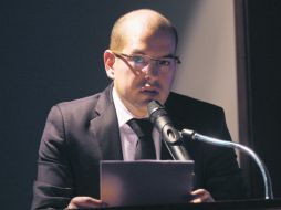 Sapiencia. El estudioso comparte conocimientos de física con académicos y estudiantes del CUCEI. ESPECIAL /