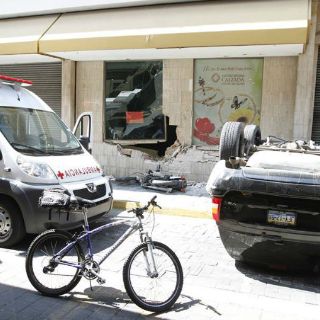 Camioneta cae de paso a desnivel en la Calzada