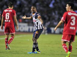 Dorlan Pabón (centro) reclama una jugada durante el partido. EFE /