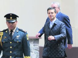 Peña Nieto sale del nosocomio castrense para dirigir un mensaje de agradecimiento a los médicos que lo intervinieron. EFE /