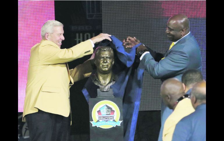 Para siempre. Bill Parcells devela su busto junto al ex jugador de los Gigantes de Nueva York, George Martin. AP /