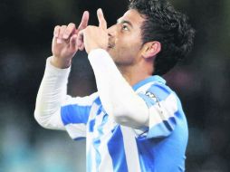 El mexicano celebra su anotación en el partido celebrado en las afueras de Londres. ESPECIAL /