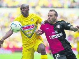 Aquivaldo Mosquera, defensa americanista, le gana un balón al delantero rojinegro, Matías Vuoso, quien no tuvo una buena tarde. MEXSPORT /